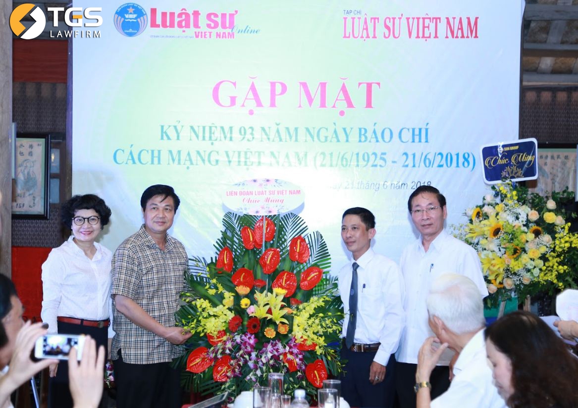 Lãnh đạo LĐLSVN tặng hoa chúc mừng Tạp chí nhân kỷ niệm 93 năm Ngày báo chí cách mạng Việt Nam.