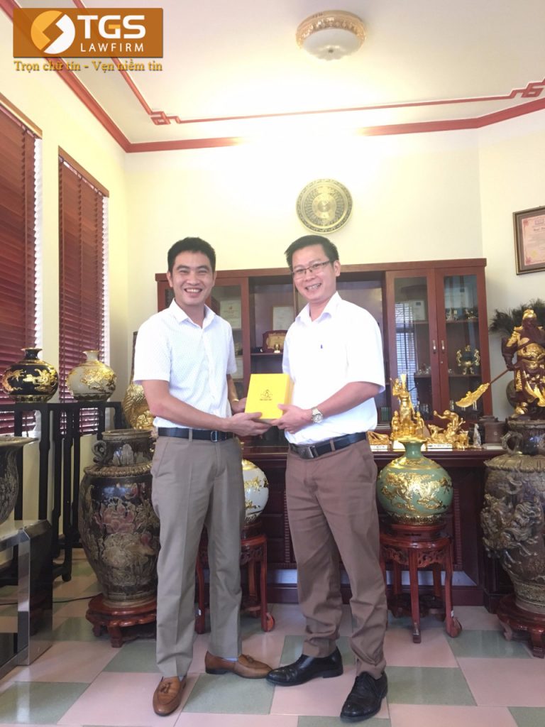Ông Tạ Văn Thắng tặng quà lưu niệm cho Luật sư Nguyễn Văn Tuấn sau buổi gặp mặt, làm việc