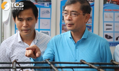 Giám đốc Sở Khoa học và Công nghệ Quảng Ninh tự hào sản phẩm sàn bóng, cốt pha nhựa sản xuất ở địa phương đã tung ra thị trường đồng bằng sông Hồng.